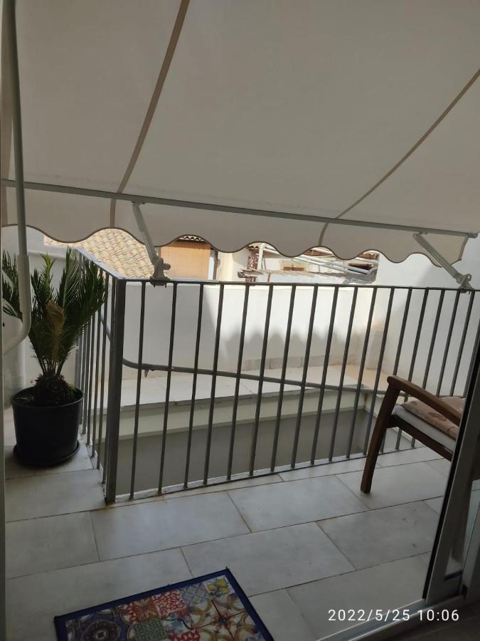 Deni'S Apartments Per 2 Con Veranda Balcone Syracuse ภายนอก รูปภาพ
