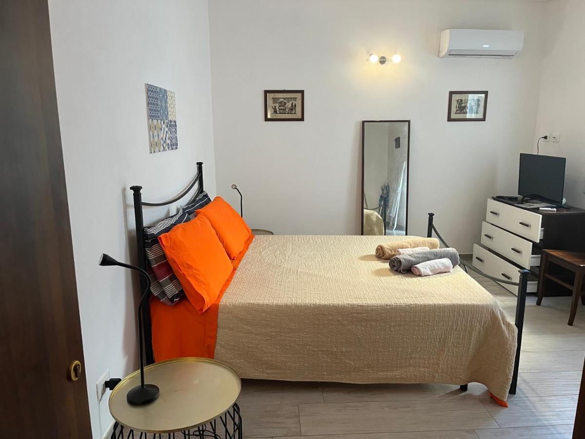 Deni'S Apartments Per 2 Con Veranda Balcone Syracuse ภายนอก รูปภาพ